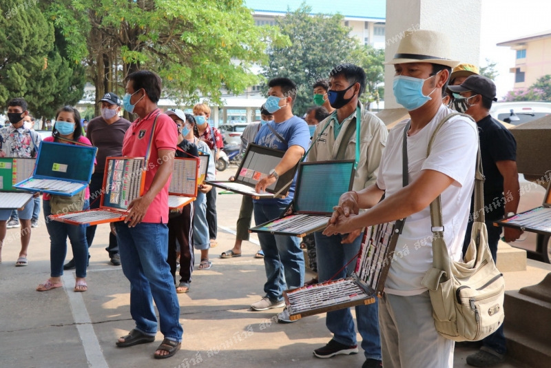 ผู้ค้าหวยเมืองเลย กว่า 100 คน ยื่นหนังสือผู้ว่าฯ ได้รับผลกระทบ